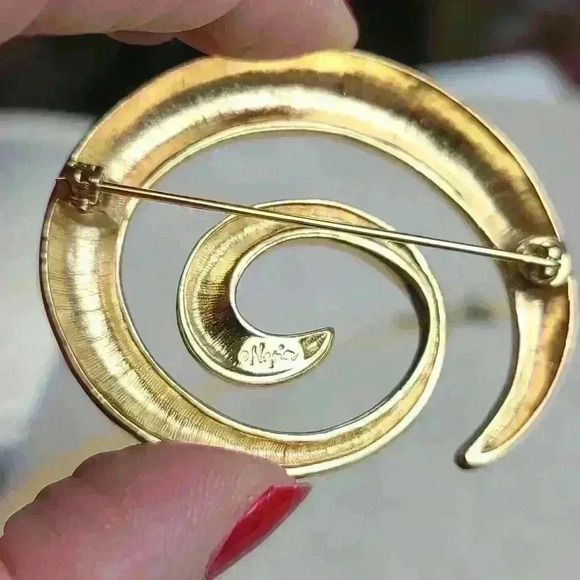 Vintage Napier Gold-toned brooch pin - Picture 7 of 13